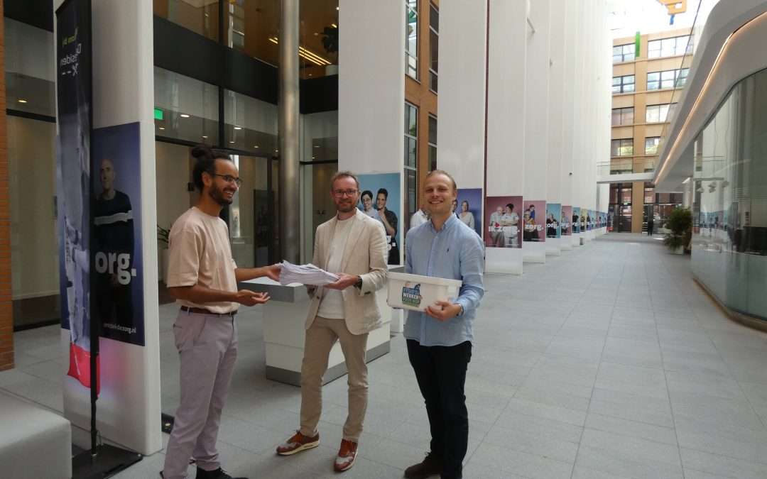 Fysiotherapeuten uit de eerstelijn bieden honderden brieven aan in Den Haag: “Zo kan het niet langer”