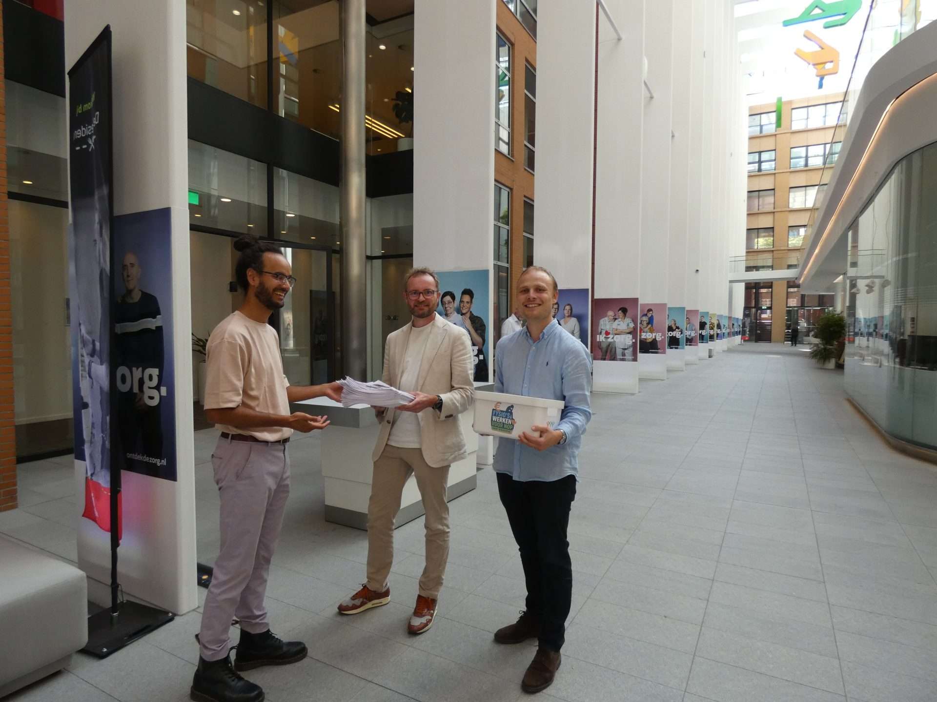 Fysiotherapeuten uit de eerstelijn bieden honderden brieven aan in Den Haag: “Zo kan het niet langer”